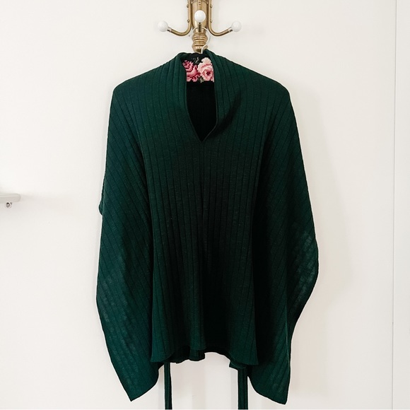 LE CHATEAU Green Batwing Poncho - Picture 3 of 3